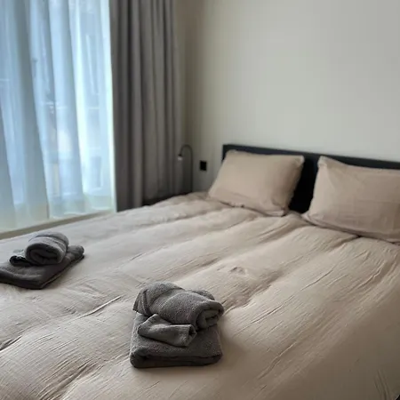 Christina's 2 Bed- Second Floor 4 Min From