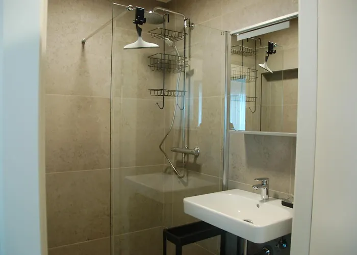 Christina's 2 Bed- Second Floor 4 Min From Apartment *