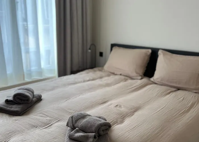 Christina's 2 Bed- Second Floor 4 Min From